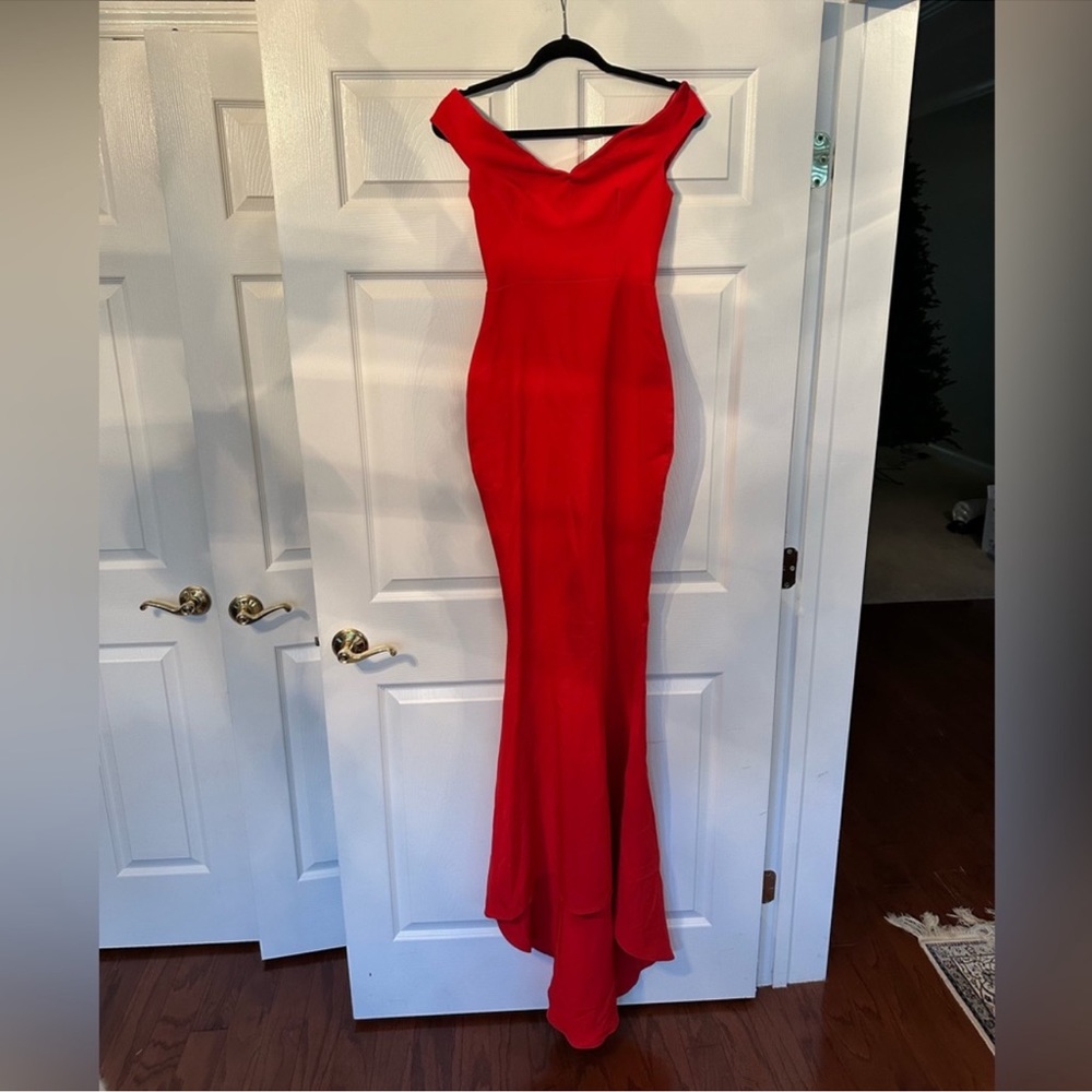 Red new gown - Picture 7 of 7